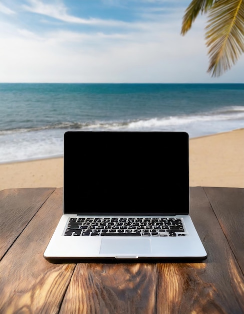 Foto laptop op tafel op het strand.