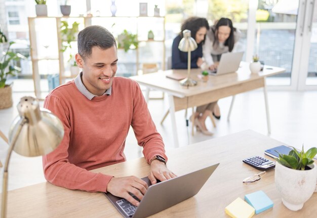 Foto pianificazione del laptop e uomo in ufficio per idee di società di avvio progettazione digitale o modifica di proposte commerciali gestione della posta elettronica del flusso di lavoro del computer e lavoratore o project manager che digita alla sua scrivania