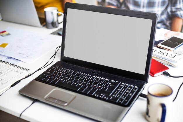 Laptop scherm met lege Desktop op witte tafel