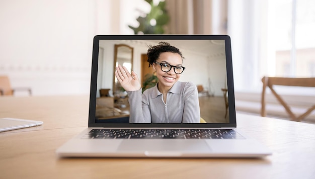 Laptop scherm videocommunicatie chat vrouw met bril online