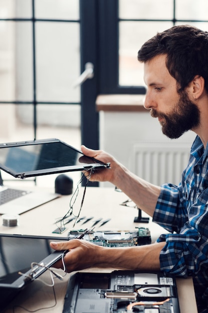 Sostituzione dello schermo del computer portatile in officina