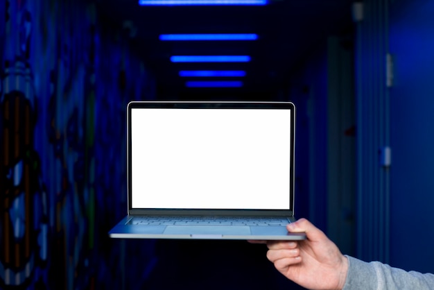 Foto modello di schermo del computer portatile con il concetto di hacking