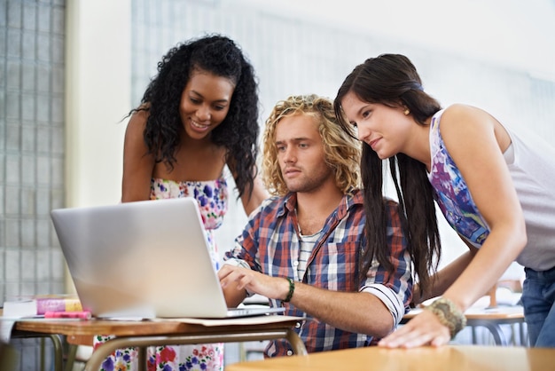 Foto studenti portatili e team di apprendimento nella ricerca universitaria o leggendo online insieme educazione informatica e amici felici all'università per studiare informazioni di conoscenza e persone che scrivono in classe