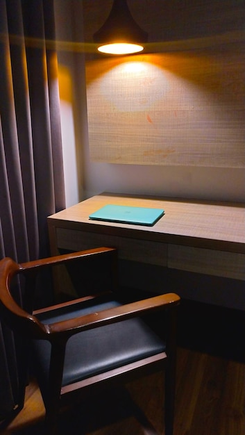 Ноутбук, стол и чар фото