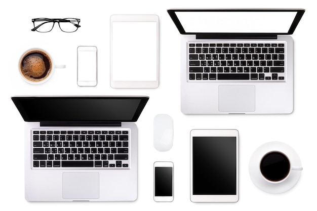 Laptop tablet smartphone lenzenvloeistof en koffie op witte achtergrond met tekst ruimte en kopieer ruimte