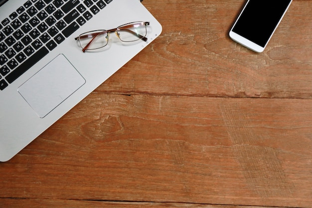 Laptop telefoonboek op houten tafel