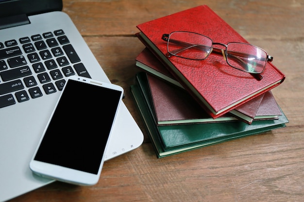 Laptop telefoonboek op houten tafel