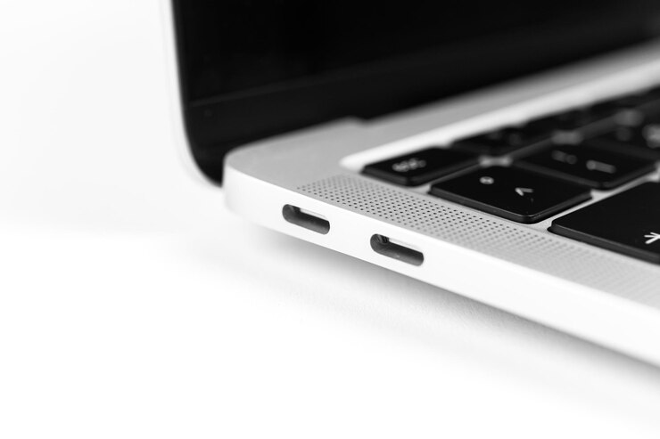 ラップトップUSBType-Cポートのクローズアップ、最新のUSB-C。通信周辺コンセプト写真