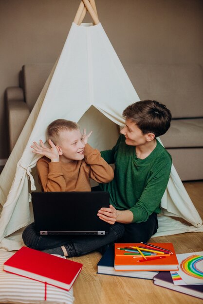 Laptop van de moederzoon die Internet-vrije tijdsvermaak doorbladert