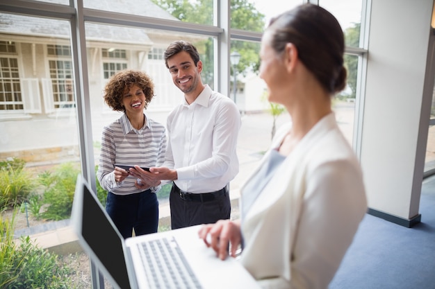 Laptop van de onderneemsterholding en interactie met collega's