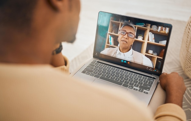 Foto videochiamata sul laptop e salute mentale con consultazione di consulenza virtuale medico e paziente con comunicazione psicologo depressione e persone parlano di traumi e ansia supporto e fiducia