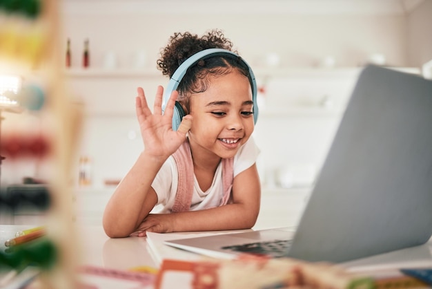 Laptop videogesprek communicatie en gelukkig kind e-learning zwaai hallo of praten in externe jeugdontwikkelingsles Thuisonderwijs leren in studie en jong kind luisteren in online klas