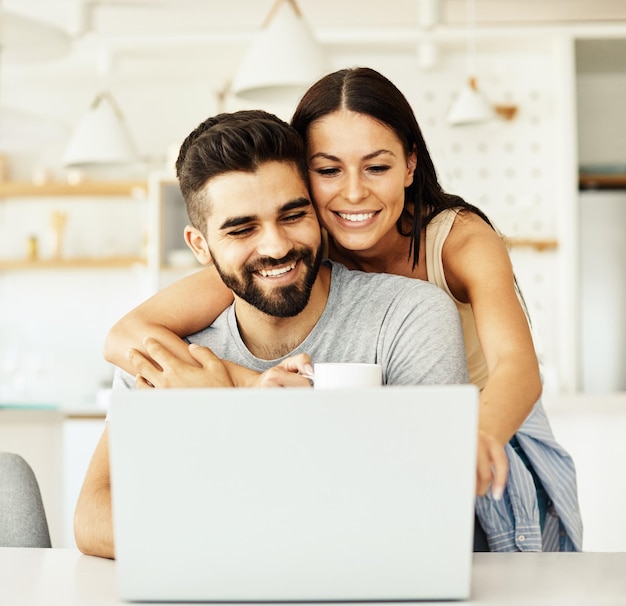 Laptop vrouw man paar computer indoor technologie jong samen levensstijl gelukkig huis liefde gebruiken