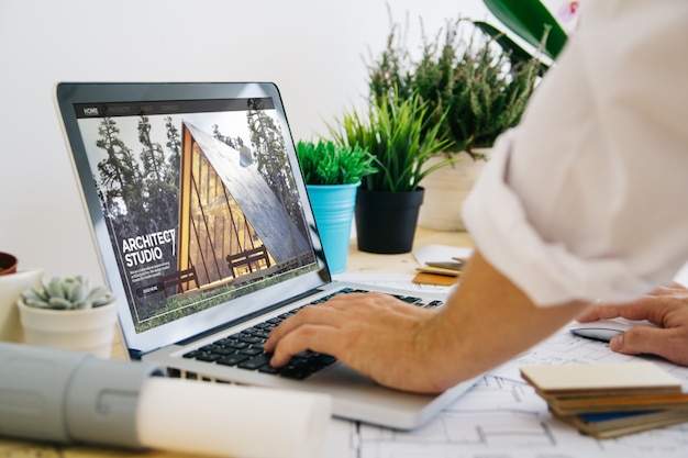 画面上のアーキテクチャのウェブサイトとラップトップ