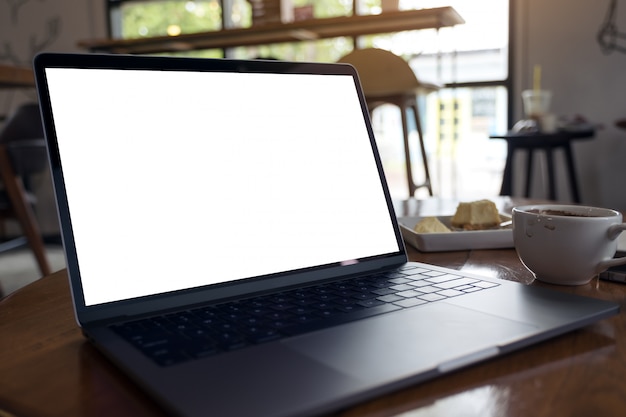 Ноутбук с пустым белым экраном рабочего стола