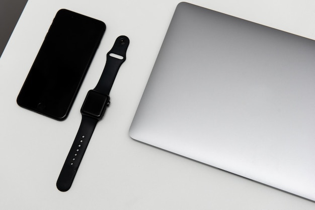흰색 바탕에 시계와 휴대 전화가 있는 노트북