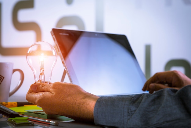 Foto laptop con lampada di illuminazione