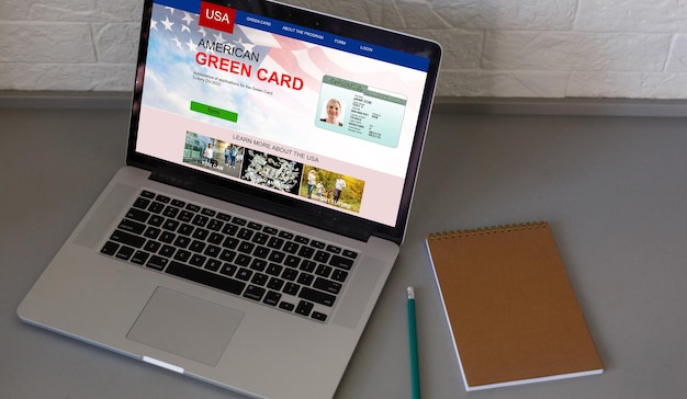 미국 웹사이트의 영주권 카드가 있는 노트북