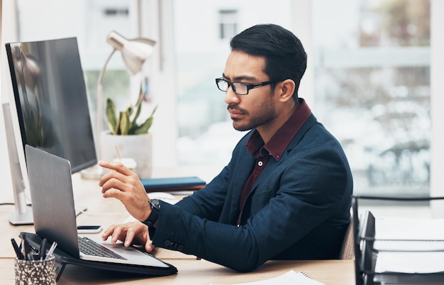 Laptopadministratie en zakenman richten zich op financiële spreadsheetbanksoftware of financiële boekhouding Boekhoudgegevens kantoorgebaar en consultant probleemoplossend salarissysteem