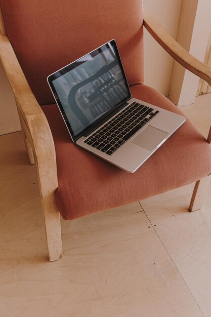 Laptopcomputer met leeg scherm met kopie ruimte op comfortabele lounge stoel Thuis werken Freelancer werkruimte