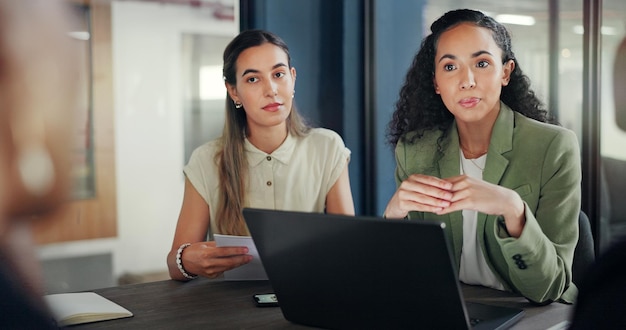 Foto laptopgroep samenwerking en diversiteit vrouwen brainstormen financiële groei aandelenmarkt of bitcoin investering crypto financiële economie forex management team en handelaar discussie over nft-handel