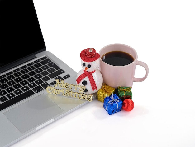 Laptopkoffie en kerstversiering