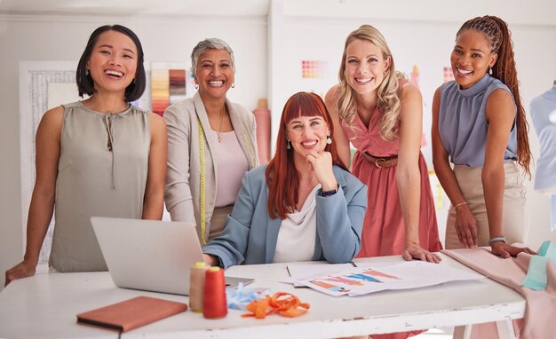 Laptopmode en team van creatieve vrouwen in vergadering om samen een project op kantoor te plannen Diversiteitsontwerpers en portret van vrouwelijke groep die samen werken aan kleding op de werkplek