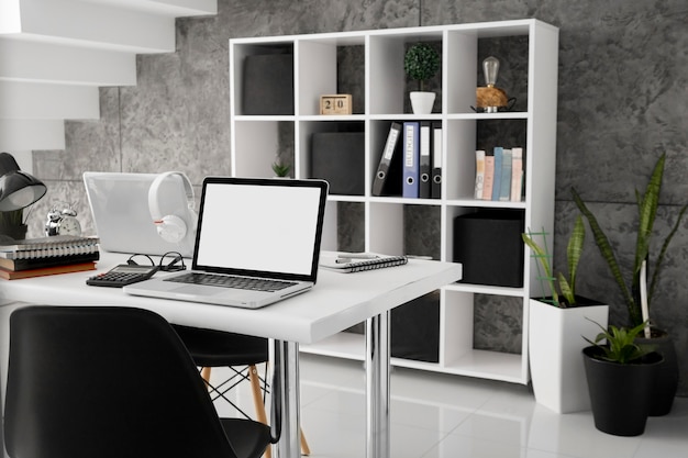 Photo laptops on desks with chairs in the office