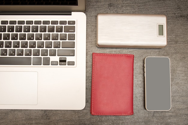 Laptoptoetsenbord, een smartphone en een laptop. Workplace. Bovenaanzicht