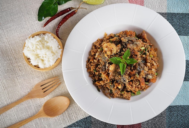 Larb Pla Duk Gehakte Meerval Pittige Salade Met Kruiden Thais Eten