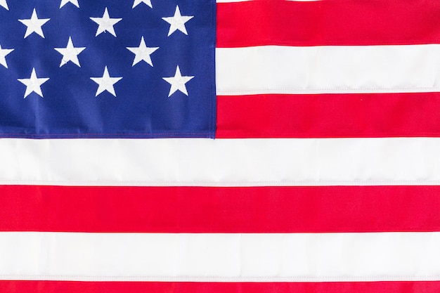 Большой американский флаг на белом фоне.