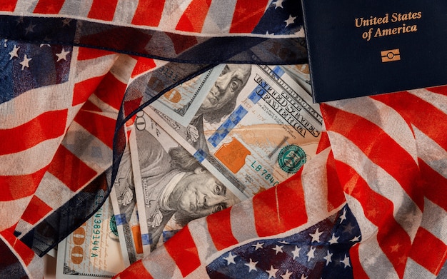 Una grande quantità di 100 dollari usa di passaporti americani nel simbolo nazionale della bandiera usa