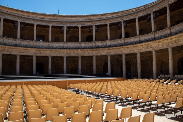 Photo a large amphitheater with a blue sky in the background