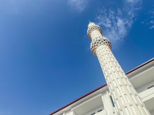 Большая красивая высокая мусульманская мечеть исламский храм для молитв богу аллаху с высокими религиозными башнями
