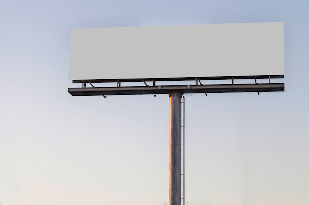 Foto grande display pubblicitario cartellone contro il cielo blu chiaro