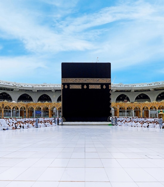 Foto un grande edificio nero con un pezzo nero della parola la parola a sinistra mecca kaaba