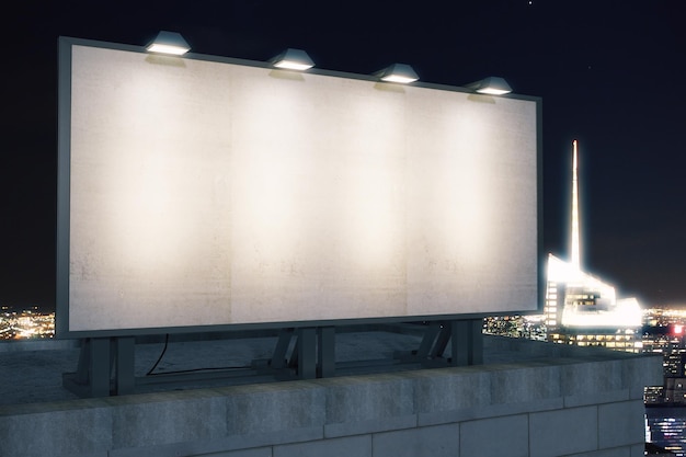 夜のモックアップで建物の屋根に大きな空白の看板