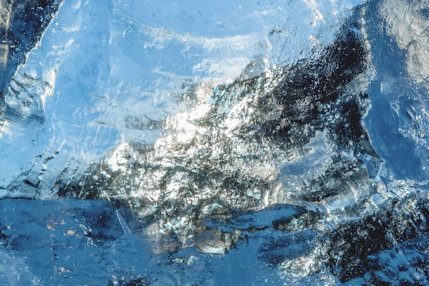 Un grande blocco di ghiaccio trasparente come sfondo naturale modello e consistenza del ghiaccio