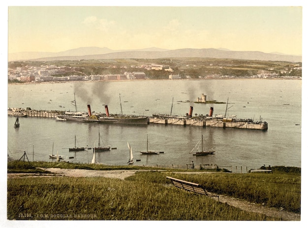 Photo a large body of water with boats in it and one with the word  smoke  on it