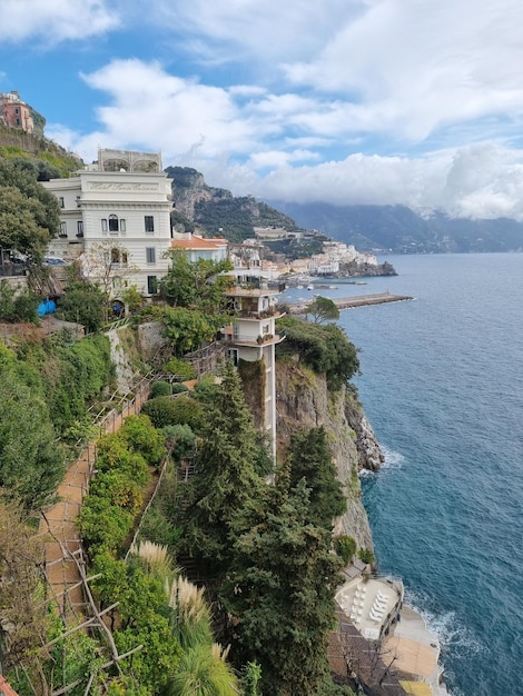 Photo a large body of water with a building on the side and a blue sign that says  sea