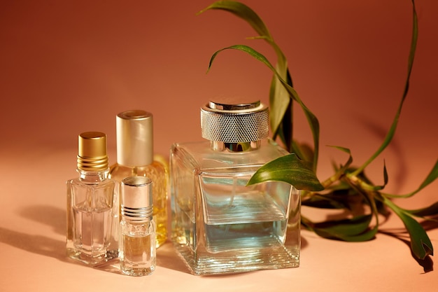 Una grande bottiglia di profumo da uomo e olio per la fragranza profumo tropicale profumi per aromaterapia