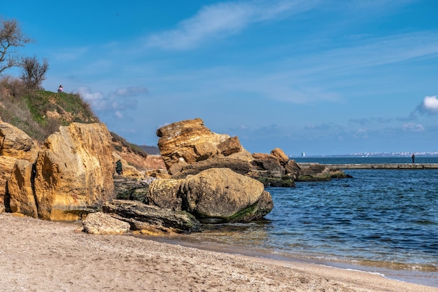 Grandi massi di roccia shell in riva al mare