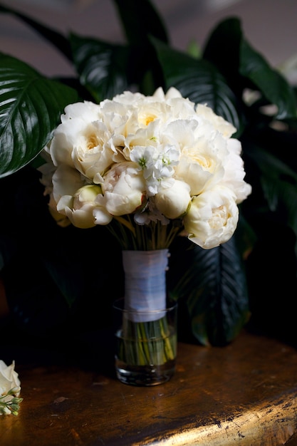 A large bouquet of white roses, texture