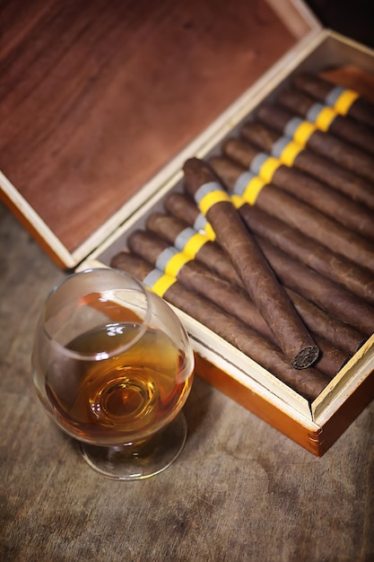 Большая коробка кубинских сигар на деревянном столе в презентабельной упаковке