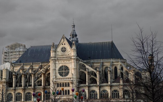 Photo a large building with a clock on the front of it