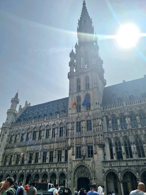 Photo a large building with a flag on the front that says'bruges'on it