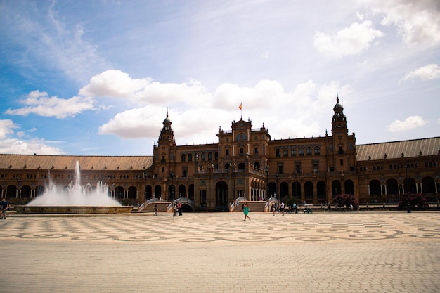 Photo a large building with a fountain in front of it