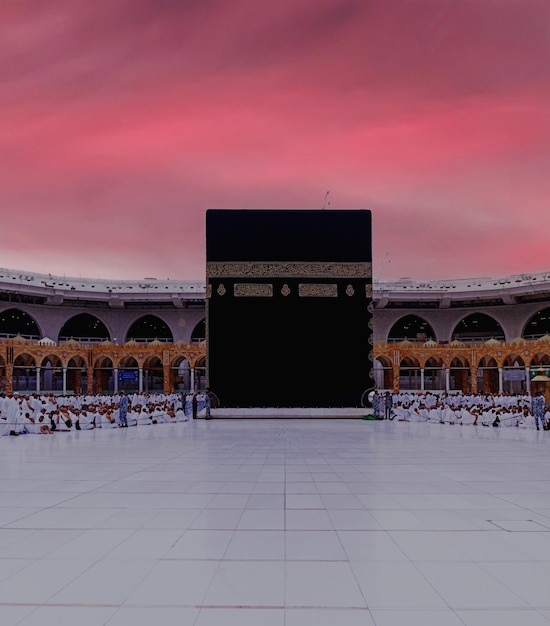 Foto un grande edificio con una grande struttura nera al centro di mecca kaaba