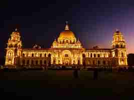 Photo a large building with a large gold dome at night