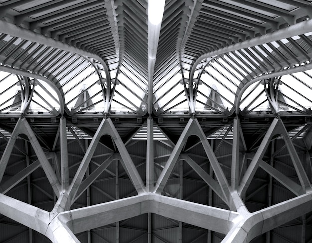 Photo a large building with a large metal roof that has a large number of windows.